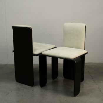 Fabricadas en madera y tapizadas en color blanco beige.
Tapicería renovada.