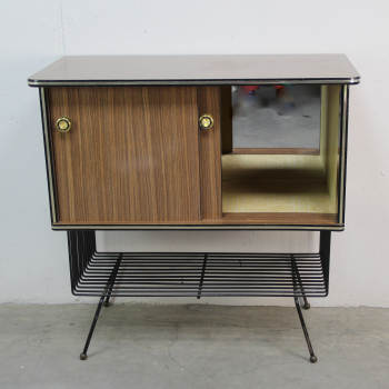 Fabricado en formica y metal.