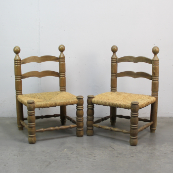 Pareja de sillas de Charles Dudouyt - Realizadas en madera y paja.