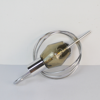 Metal cromado y cristal.
Casquillo para bombilla B22.