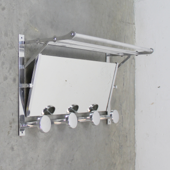 Perchero art Decó con espejo abatible - Realizado en aluminio pulido.
Francia.