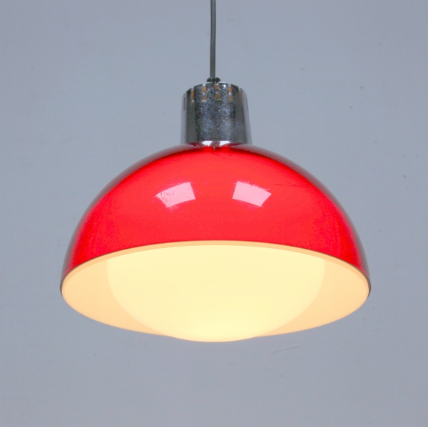 Realizada en metacrilato, plastico y cristal opalino.
La electricidad esta completamente restaurada.
