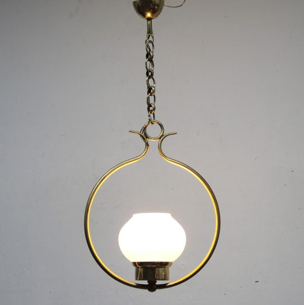 Fabricada en metal dorado y opalina.
Electricidad revisada.
España.