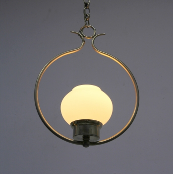 Fabricada en metal dorado y opalina.
Electricidad revisada.
España.