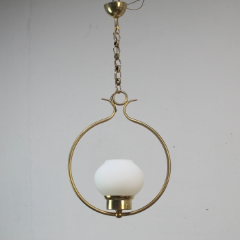 Fabricada en metal dorado y opalina.
Electricidad revisada.
España.