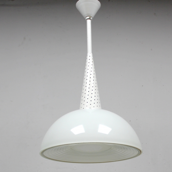 Fabricada en cristal y metal lacado en blanco.
E27.
Francia.