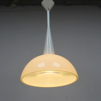 Fabricada en cristal y metal lacado en blanco.
E27.
Francia.