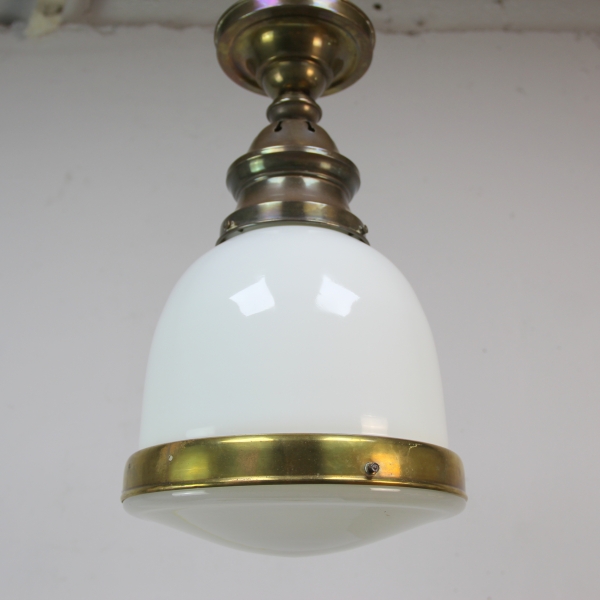 Realizada en opalina y latón.
Altura 45 cm y diámetro 25 cm
Electricidad revisada.