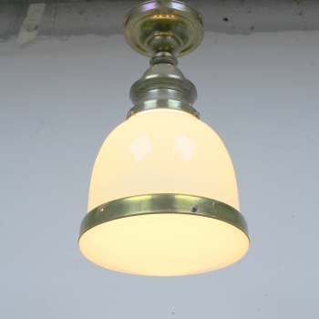 Realizada en opalina y latón.
Altura 45 cm y diámetro 25 cm
Electricidad revisada.