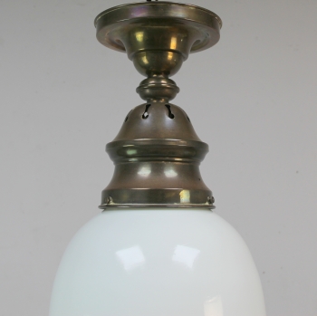 Realizada en opalina y latón.
Altura 45 cm y diámetro 25 cm
Electricidad revisada.