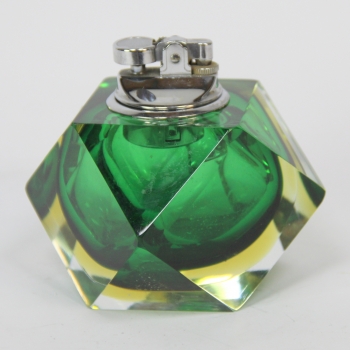 Mechero en cristal de Murano - Realizado en metal cromado y cristal.
Somerso. verde y amarillo.
Italia.