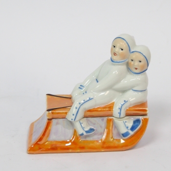 Niños con trineo.
Porcelana de Francia.
Muy buen estado.