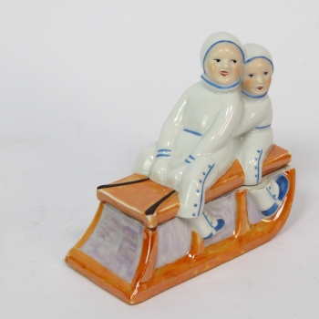 Caja en porcelana Art Decó - Niños con trineo.
Porcelana de Francia.
Muy buen estado.