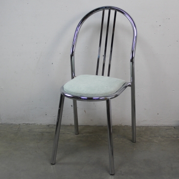 Realizadas en metal cromado y asiento de tejido.
Tapicería totalmente renovada.