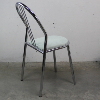 Realizadas en metal cromado y asiento de tejido.
Tapicería totalmente renovada.