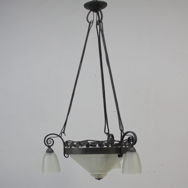 Fabricada en forja y cristal esmerilado y prensado-