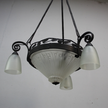 Fabricada en forja y cristal esmerilado y prensado-