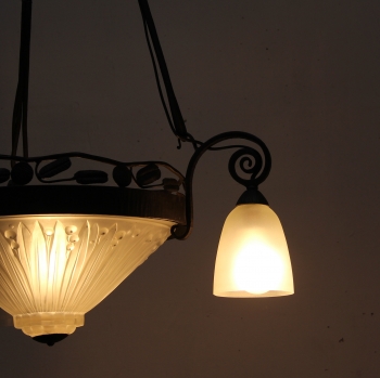 Fabricada en forja y cristal esmerilado y prensado-