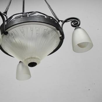 Fabricada en forja y cristal esmerilado y prensado-