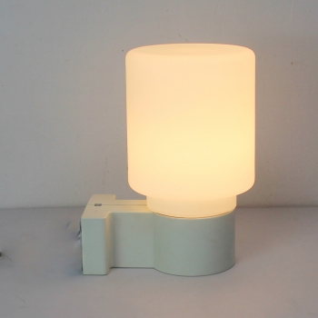 Aplique Erco en opalina y metal. - Fabricado en metal lacado y opalina mate. Con interruptor incorporado.
Alemania.