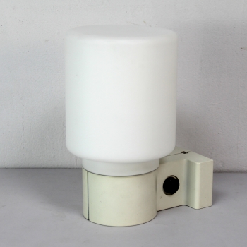 Fabricado en metal lacado y opalina mate. Con interruptor incorporado.
Alemania.