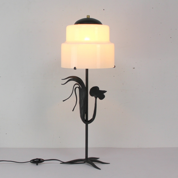 Fabricada en hierro y cristal opalino.
Casquillo B22. 
Electricidad revisada.