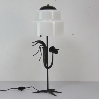 Fabricada en hierro y cristal opalino.
Casquillo B22. 
Electricidad revisada.