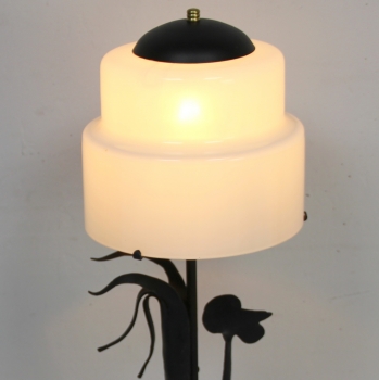 Fabricada en hierro y cristal opalino.
Casquillo B22. 
Electricidad revisada.