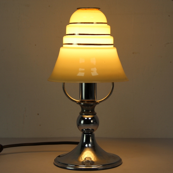 Realizada en metal cromado y cristal opalino.
Electricidad totalmente renovada.