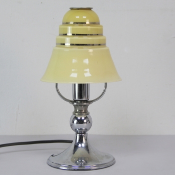 Realizada en metal cromado y cristal opalino.
Electricidad totalmente renovada.