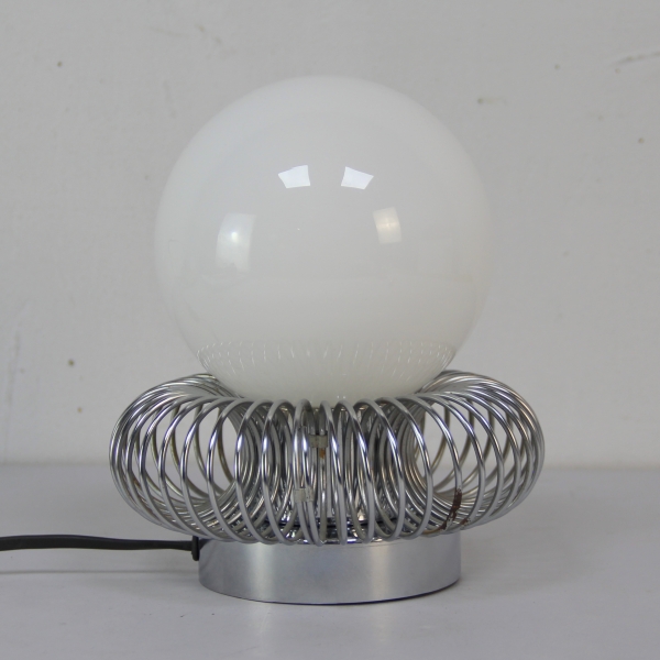 Realizada en metal cromado y cristal opalino.
Electricidad totalmente renovada.