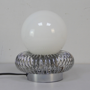 Lámpara italiana vintage pop. - Realizada en metal cromado y cristal opalino.
Electricidad totalmente renovada.