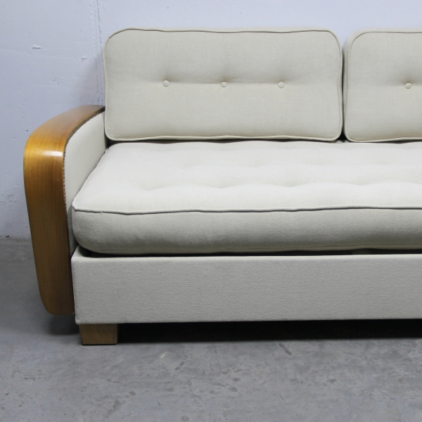 Fabricado en nogal alemán.
Tapicería totalmente renovada.