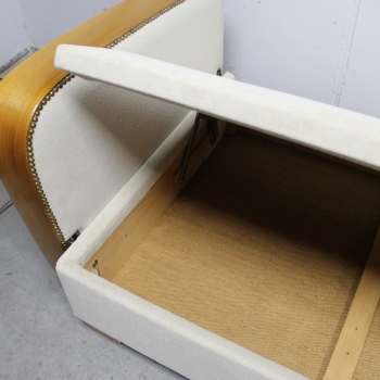 Fabricado en nogal alemán.
Tapicería totalmente renovada.