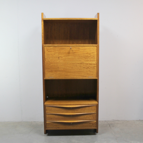 Realizado en madera de teca.
Totalmente restaurado.