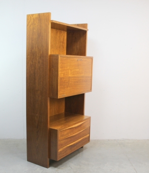 Realizado en madera de teca.
Totalmente restaurado.