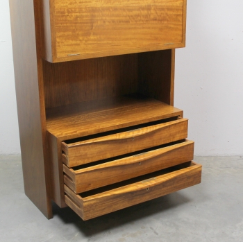 Realizado en madera de teca.
Totalmente restaurado.