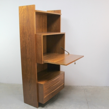 Realizado en madera de teca.
Totalmente restaurado.