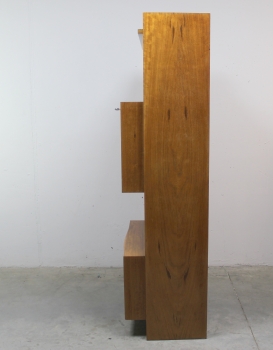 Realizado en madera de teca.
Totalmente restaurado.