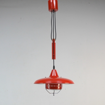 Realizada en metal lacado en rojo.
Electricidad renovada.
España.