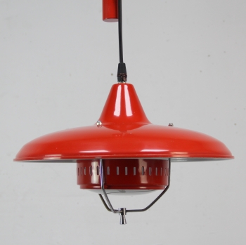 Lámpara vintage de los años 50. - Realizada en metal lacado en rojo.
Electricidad renovada.
España.
