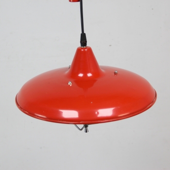 Realizada en metal lacado en rojo.
Electricidad renovada.
España.