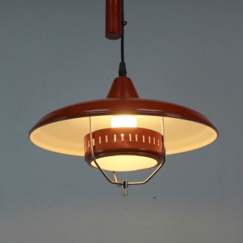 Realizada en metal lacado en rojo.
Electricidad renovada.
España.