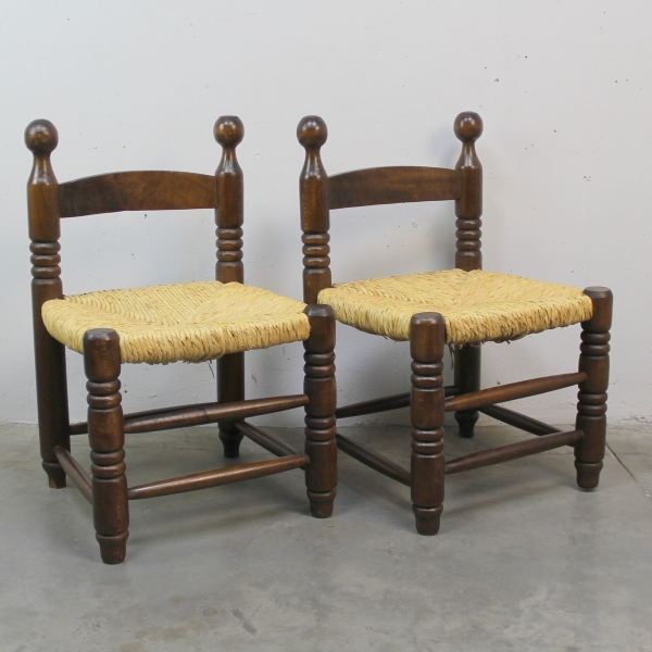 Fabricadas en madera y asiento de paja.
Restauradas.