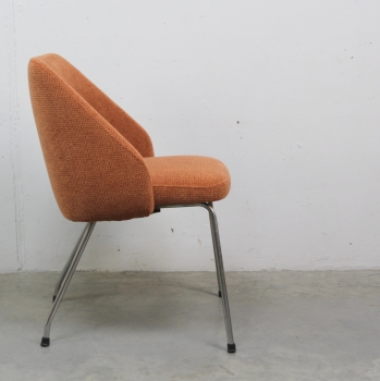 Silla vintage de los años 60 - Patas en metal cromado
Tapiceria totalmente renovada.
