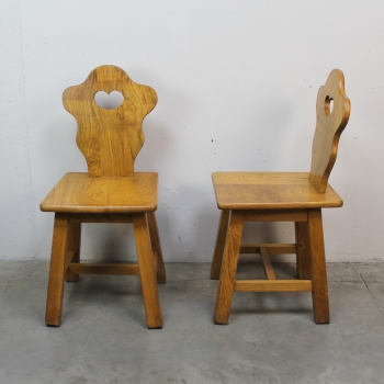 Pareja de sillas brutalistas de los años 60. - Relizada en madera de roble.
Alemania.