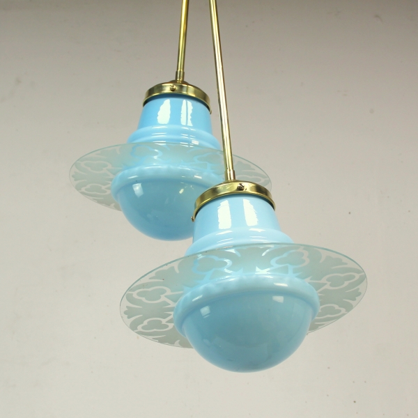 Realizadas en opalina, cristal decorado al ácido y latón.
Electricidad totalmente renovada.