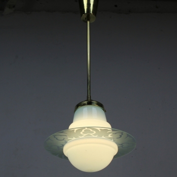 Realizadas en opalina, cristal decorado al ácido y latón.
Electricidad totalmente renovada.