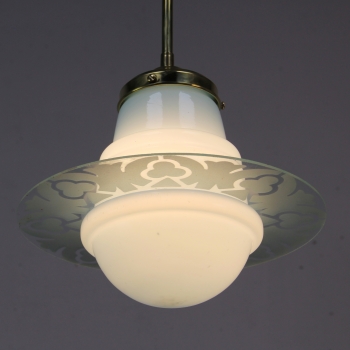 Realizadas en opalina, cristal decorado al ácido y latón.
Electricidad totalmente renovada.