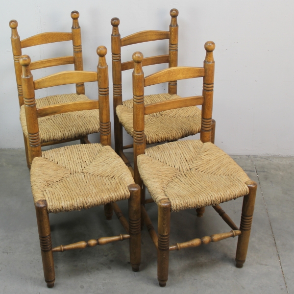 Fabricadas en madera y asiento de paja.